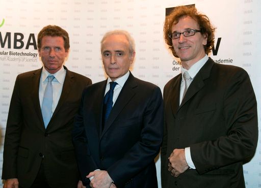  Karlheinz Töchterle mit José Carreras und Josef
Penninger anlässlich der Feierlichkeiten zum zehnjährigen Bestehen
des IMBA.