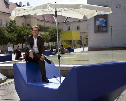  MQ Möbel "Tröpferlbadblau", Dr. Christian Strasser,
Direktor MuseumsQuartier Wien