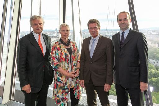  V.l.n.r.: Gen.Dir. Dr. Wolfgang Hötschl
(Vorsitzender d. Wissenschaftl. Senats des PRVA), Dr. Ingrid Vogl
(PRVA-Präsidentin), o.Univ.Prof.Dr. Karlheinz Töchterle
(Bundesminister für Wissenschaft und Forschung), Dr. Johannes
Schuster (Vorstandsmitglied der RZB).