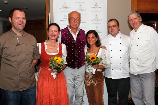  Gastgeberinnen mit Küchenchefs - v.l.n.r.:
Markus Rainer (Das Alpenhaus Kaprun); Margit Renz (Traditionshotel
Orgler); Rupert Unterkofler (Präsident vom GC Zell am
See-Kaprun-Saalbach-Hinterglemm); Tina Maria Verdi (Das Alpenhaus
Kaprun); Christian Jehle (Traditionshotel Orgler); Erich Klaunzer
(Traditionshotel Orgler)