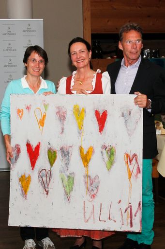 Vorschau Bild von v.l.n.r.: Frau Monika Tomek (Gewinnerin des
tollen Bildes); Frau Margit Renz (Traditionshotel Ortler); Herr Ulli
Marquardt (Künstler)