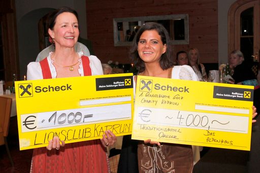 Vorschau Bild von v.l.n.r.: Frau Margit Renz (Traditionshotel
Orgler); Frau Tina Maria Verdi (Das Alpenhaus Kaprun)