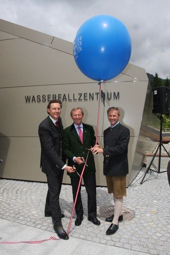  v.l.n.r.: GD Dr. Johannes Hörl (Vorstand
Großglockner Hochalpenstraßen AG), Landeshauptmann Dr. Wilfried
Haslauer (AR-Vorsitzender der Großglockner Hochalpenstraßen AG) und
Bürgermeister Mag. Erich Czerny (Krimml) bei der Eröffnungsfeier der
neuen WasserWunderWelten Krimml.