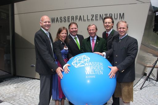 Vorschau Bild von v.l.n.r.: Die Salzburger Architekten Thomas
Oswald, Gudrun Fleischmann-Oswald (beide FLEOS architektur) und Mag.
Edgar Schreiner mit Landeshauptmann Dr. Wilfried Haslauer
(AR-Vorsitzender der Großglockner Hochalpenstraßen AG), GD Dr.
Johannes Hörl (Vorstand Großglockner Hochalpenstraßen AG) und
Bürgermeister Mag. Erich Czerny bei der Eröffnungsfeier der neuen
WasserWunderWelten Krimml.