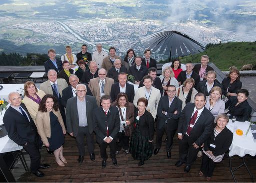 Minister Töchterle und LH-Stv. Felipe im Kreis der
"Salzburg Gruppe"-Mitglieder am Hafelekar mit Blick auf Innsbruck