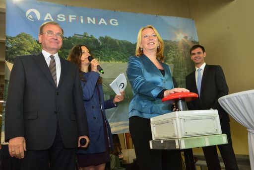 Vorschau Bild von Bundesministerin Doris Bures (Mitte) lies im
Beisein von Landeshauptmann Markus Wallner (re.) und ASFINAG
Vorstand Alois Schedl (li.) per Knopfdruck die Lichter zum Tag der
offenen Tunneltüre angehen