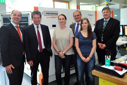  GF Fitz-Rankl, Minister Töchterle, LR Sonderegger
und VR Müller besichtigten an der FH Vorarlberg den High-Tech-Laser
bei Dr. Sandra Stroy und BA Tamara Pacher