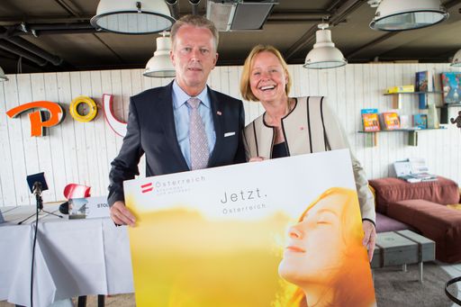  Wirtschafts- und Tourismusminister Reinhold
Mitterlehner und ÖW-Geschäftsführerin Petra Stolba bei der
Kampagnenpräsentation "Jetzt. Österreich."