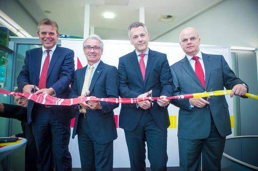 http://www.apa-fotoservice.at/galerie/4302 Im Bild
v.l.n.r.: Konrad Erlmoser (BAWAG P.S.K. Vertriebsdirektor
OÖ/Salzburg) DI Dr. Georg Pölzl (Generaldirektor Österreichische
Post AG) Wolfgang Klein (Generaldirektor-Stv. BAWAG P.S.K.) Byron
Haynes (Generaldirektor BAWAG P.S.K.)
