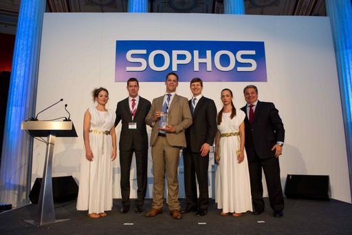  Personen auf dem Foto von links nach rechts: Ralf
Haubrich (VP CEEMEA Sophos), Mario Rys (Solution Designer NextiraOne
Austria), Kris Hagerman (CEO Sophos), Mike Valentine (SVP Worldwide
Sales Sophos)