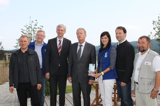  v.l.n.r.: Michael Kohler (Werbegemeinschaft
Lechwege), Friedrich Bernhofer (WGD Tourismus GmbH), LR Dr. Michael
Strugl (Land OÖ), Bundesminister Dr. Reinhold Mitterlehner, Petra
Riffert (WGD Tourismus GmbH), Mag. Bernhard Schröder (Donau NÖ
Tourismus GmbH), Hans-Peter Neun (Tourismusregion Oberwart - Bad
Tatzmannsdorf)