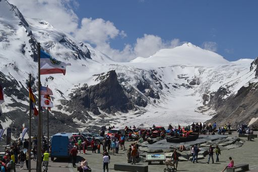 WAVE 2013 - "Königsetappe"
Kaiser-Franz-Josefs-Höhe (2.369 m) mit Blick auf die Pasterze, den
größten Gletscher der Ostalpen und den Johannesberg (3.460 m).