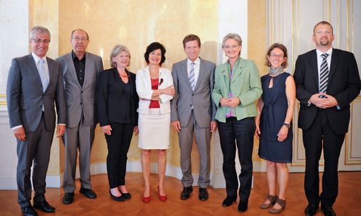 Karlheinz Töchterle und Claudia Schmied mit den
Mitgliedern des Qualitätssicherungsrates (v.l.n.r.): Andreas
Schnider, Roland Fischer, Maria-Luise Braunsteiner, Christiane
Spiel, Tina Hascher und Wolfgang Kofler.
