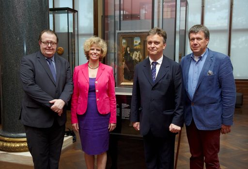 Im Bild v.l.n.r.: Till-Holger Borchert, Chefkurator
Groeningemuseum; Generaldirektorin Sabine Haag; Botschaftsrat André
Hebbelinck, Flämische Regierung; Generaldirektor Manfred Sellink,
Museen Brügge