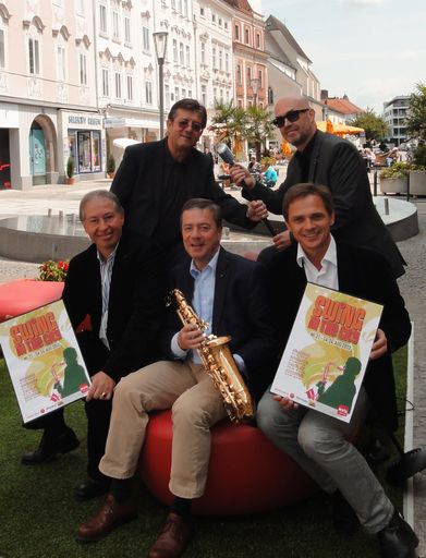  v.l.n.r. (vorne): Helmut Platzer (Obmann
Tourismusverband), Martin Pyrker (Kurator), Peter Jungreithmair (GF
Wels Marketing & Touristik, Veranstalter am Stadtplatz), (hinten):
Rudolf Stögermüller (Leiter Kulturaktivitäten, Veranstalter im
Burggarten), Peter Kowatsch (WAKS, Veranstalter im Arkadenhof)