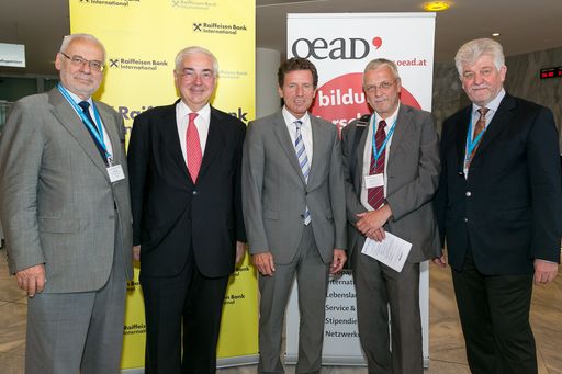 http://www.apa-fotoservice.at/galerie/4269 Im Bild
v.l.n.r.: Erhard Busek (Präsident des Instituts für Donauraum und
Mitteleuropa), Walter Rothensteiner (Raiffeisen Zentralbank),
Karlheinz Töchterle (Bundesministerium für Wissenschaft und
Forschung), Jordi Curell Gotor (Europäische Kommission), Hubert
Dürrstein (OeAD-GmbH)