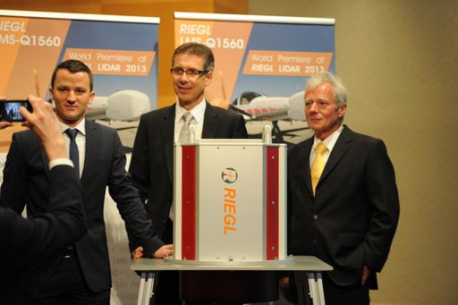  Die Geschäftsführung der RIEGL Laser Measurement
Systems GmbH bei der Präsentation des neuen RIEGL LMS-Q1560 Airborne
Laser Scanners