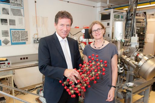 Wissenschafts- und Forschungsminister zu Gast bei
Wittgenstein-Preisträgerin Ulrike Diebold an der Technischen
Universität Wien