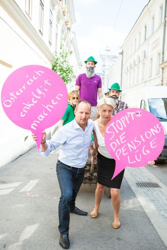 Unser Pensionssystem ist nicht "enkelfit", der
Schuldenrucksack wird immer schwerer. "Die Jungen werden diesen
Karren nicht ziehen können," so die NEOS Spitzenkandidaten Matthias
Strolz und Angelika Mlinar.