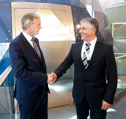 Am 4. Juli 2013 fand in der Hofburg in Wien die
Ernährungskonfernez statt. Im zuge dieser Veranstalltung traf
Gesundheitsminister Alois Stöger (l.) den slowenischen
Gesundheitsminister Tomaz Gantar (r.).