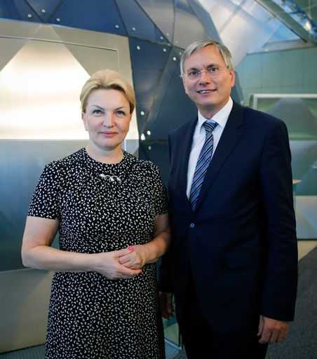 Vorschau Bild von Am 4. Juli 2013 fand in der Hofburg in Wien die
Ernährungskonfernez statt. Im zuge der Veranstaltung traf
Gesundheutsminister Alois Stöger (r.) seine ukrainische Amtskollegin
Raisa Bogatyrova (l.).