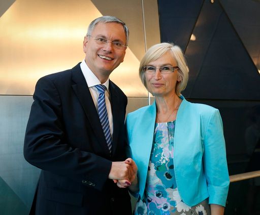 Am 5. Juli 2013 fand in der Hofburg in Wien die
Ernährungskonfernez statt. Im zuge dieser Veranstalltung traff
Gesundheitsminister Alois Stöger (l.) die lettische
Gesundheitsminister Ingrida Circene (r.).