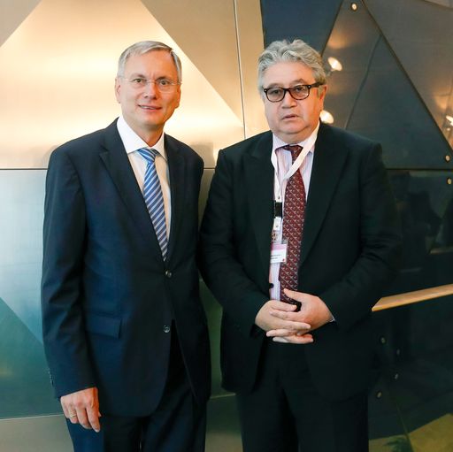 Vorschau Bild von Am 5. Juli 2013 fand in der Hofburg in Wien die
Ernährungskonfernez statt. Im zuge dieser Veranstalltung traff
Gesundheitsminister Alois Stöger (l.) den usbekischen
Vize-Gesundheitsminister A. Kamilov (r.).