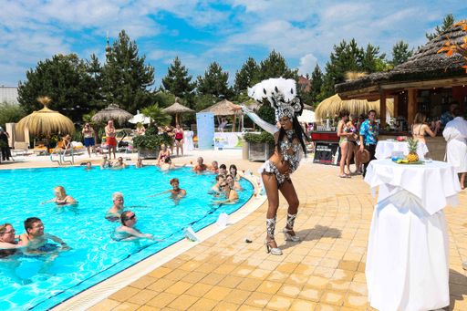 Vorschau Bild von Karibik-Feeling pur in der Therme Geinberg mit
heißen Samba-Tänzerinnen und exotischen Cocktails.