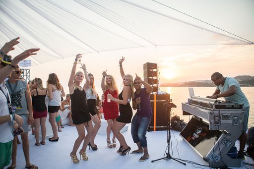 Vorschau Bild von Stylischer Abend am Steg beim "Globalize
Yourself Sunset" von Red Bull Mobile.