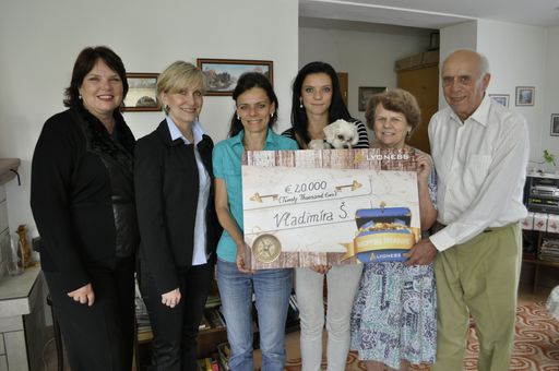  Glückliche Gewinnerin: Im Kreise ihrer Familie
nimmt Vladimíra S. (Mitte) aus der Tschechischen Republik als
Hauptgewinnerin der Mai-Ziehung der Lyoness
"Shoppingschatz"-Kampagne den Scheck über 20.000 Euro von Veronika
Kubecova und Andrea Trojanova (beide links) entgegen.