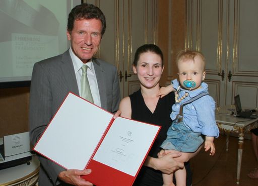  Julia Obermüller, die Siegerin des Wettbewerbs zur
Neugestaltung des Sub Auspiciis Ehrenrings, freut sich mit ihrem
Sohn über die Urkunde von Minister Karlheinz Töchterle.