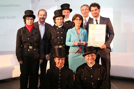  Mag. Dr. Martina Göd und DI Sebastian Pawlowski
(EFG Umwelt- und Klimawerkstatt) mit einigen zertifizierten
Rauchfangkehrern sowie Vertretern des Lebensministeriums und der
oberösterreichischen Landesregierung.