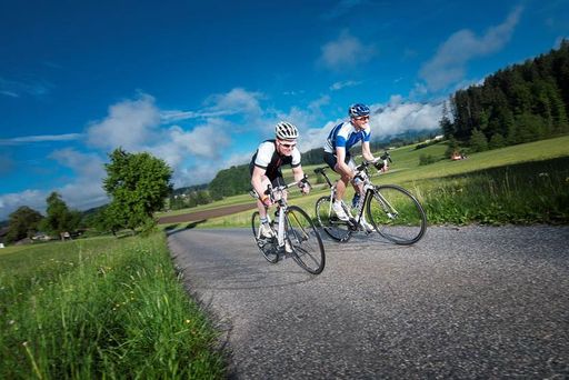 Auf 20 exakt vermessenen Rennradstrecken im
Ferienland Kufstein fühlen sich Hobby- und Profi-Radler richtig
wohl. Foto: