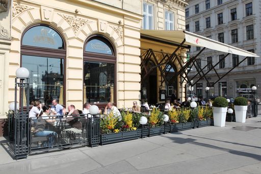  Das Café Schwarzenberg am Kärntner Ring mit einem
der schönsten Gast- und Schanigärten Wiens.