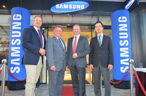 v.l.n.r.: Gerald Reitmayr (Samsung Electronics
Austria GmbH), LH Hans Niessl, Geschäftsführer Mag. Georg Funovits
und Samsung-Austria-Präsident Seong Cho
