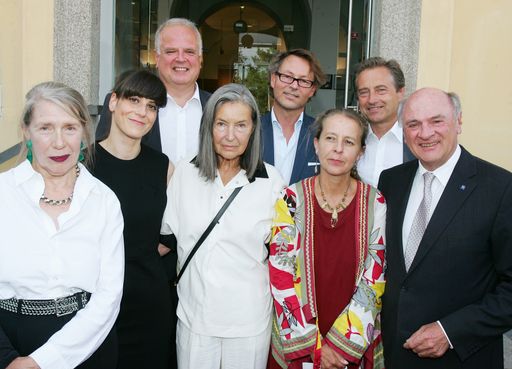 http://www.apa-fotoservice.at/galerie/3937 Im Bild
v.l.n.r:: Martha Jungwirth (Künstlerin), Stephanie Damianitsch
(Kuratorin), Reinhard Resch (Bürgermeister der Stadt Krems), Elfie
Semotan (Fotografin), Hans-Peter Wipplinger (Direktor der Kunsthalle
Krems), Brigitte Borchhardt-Birbaumer (Kuratorin), Wolfgang Derler
(Kulturstadtrat der Stadt Krems) und Landeshauptmann von
Niederösterreich Dr. Erwin Pröll