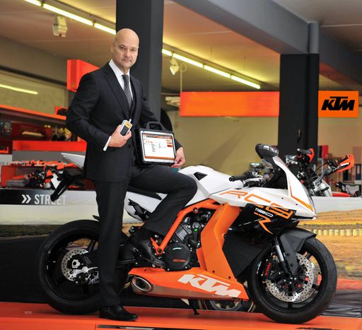 "Ready to Race" - Unerhört schnell sind nicht nur
die KTM-Bikes, sondern auch die innovative
Fahrzeug-Diagnose-Software XDS1000 von AVL DITEST. Im Bild: AVL
DITEST-Chef Gerald Lackner mit Diagnosegeräten aus seiner
High-Tech-Schmiede, die speziell für den Motorradhersteller KTM und
die neue 1190 Adventure aus Mattighofen entwickelt wurden.
