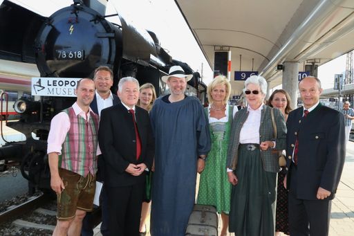  Großer Bahnhof am Attersee: Historische
Dampflokomotive mit Leopold Museum Logo bringt am 14. Juli
Ehrengäste zu Klimt-Geburtstagsfest am Attersee. Landeshauptmann Dr.
Pühringer mit "Gustav Klimt"-Double Dr. Andreas Nödl vor der Abfahrt
nach Schörfling