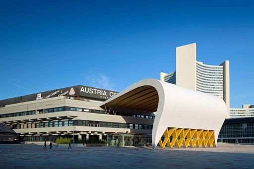  Das Austria Center Vienna ist das Flaggschiff
der österreichischen Tagungsindustrie und seit 2013 unter der
Führung von Vorständin Dr. Susanne Baumann-Söllner. Als größtes
Kongresszentrum Österreichs beherbergt das Austria Center Vienna
seit Jahren den Europäischen Radiologenkongress ECR mit über 20.000
Teilnehmern.