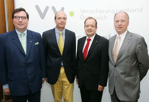 Vorschau Bild von http://www.apa-fotoservice.at/galerie/4339 Im Bild
v.l.n.r.: Dr. Louis Norman-Audenhove (VVO-Generalsekretär), DI Dr.
Heinz Stiefelmeyer (Abteilungsleiter der Abteilung
"Schutzwasserwirtschaft" im Bundesministerium für Land- und
Forstwirtschaft, Umwelt und Wasserwirtschaft), VVO-Vizepräsident
Generaldirektor Dr. Othmar Ederer und Dr. Othmar Thann (Direktor des
KFV)