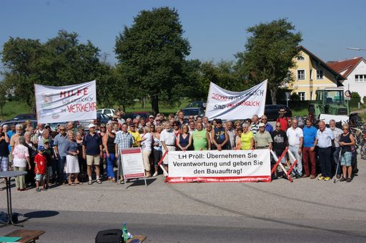  Hunderte Brüger versammelten sich auf der B123