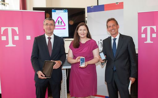 T-Mobile Geschäftsführer Bertold Frech,
Landtagsabgeordnete Barbara Novak, Präsidentin des Wiener
Bildungsservers, und Peter Arnoth, Geschäftsführer CYAN MOBILE
Security, präsentieren bei der Pressekonferenz das Produkt
Kinderschutz für Kunden von T-Mobile und tele.ring.