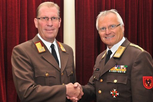 Vorschau Bild von Ing. Hubert Vetter mit Präsident Albert Kern nach
der Wahl zum Vizepräsidenten des CTIF.