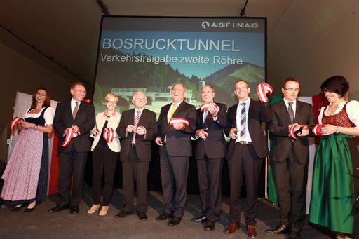 Vorschau Bild von Das Band ist durchschnitten, aber der Tunnel
verbindet - ASFINAG-Vorstand Alois Schedl, Tunnelpatin Doris Hummer,
LH Josef Pühringer, LH-Stellvertreter Siegfried Schrittwieser,
Bundesminister Alois Stöger und die ASFINAG-Geschäftsführer
Alexander Walcher und Rainer Kienreich (von links)