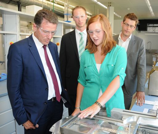 BM Dr. Karlheinz Töchterle, Martin Spruck MSc
(wissenschaftlicher Betreuer), Praktikantin Christine Kaufmann,
Marco Rupprich PhD (Leiter MCI-Department Umwelt-, Verfahrens- &
Energietechnik)