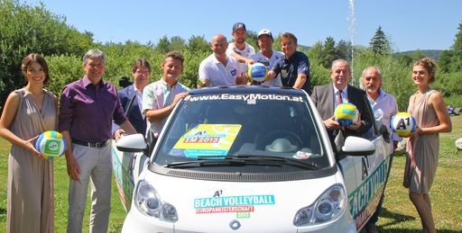 Vorschau Bild von v.r.n.l: Peter Kaiser (Landeshauptmann Kärnten),
Klaus Schenn (Tourismus-Stadtrat Klagenfurt), Christian Scheider
(Bürgermeister Klagenfurt), Christian Kresse (Geschäftsführer
Kärnten Werbung), Clemens Doppler/Alexander Horst (Spieler), Hannes
Jagerhofer (Eigentümer und Geschäftsführer ACTS), André Meyer
(CEV-Präsident), Peter Kleinmann (ÖVV-Präsident).