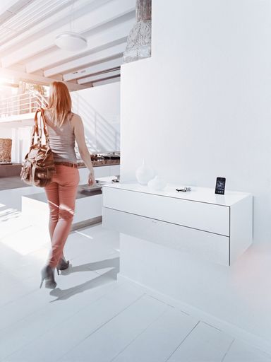 Unter dem Motto "Spectral macht Technik unsichtbar"
entwickelt und fertigt der TV-Möbel Spezialist hochwertige
Medienmöbel für den Wohnraum ohne herumstehende Lautsprecher und
herumliegende Kabel. Möbel und Sounddock in einem: die Spectral
Music Box mit Einsteckmöglichkeit für iPhone und iPod, integriertem
Soundsystem und zusätzlichem Stauraum ist Ablage, Schlüsselkästchen,
Musikanlage und Ladestation in einem. Neu: Einfach einstecken,
einfach aufladen, einfach abspielen.