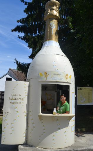kleine Bar in der großen Flasche