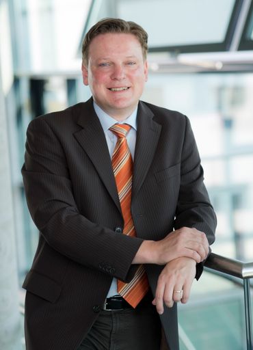 Das Bachelorstudium Gesundheits- und
Pflegemanagement am Studienbereich Gesundheit und Soziales der FH
Kärnten stellt die Weichen neu. Im Kern der Neuausrichtung von
Praxis und theoretischer Ausbildung steht ein grundlegender
Perspektivwechsel vom Krank-Sein zum Gesund-Sein. "Das neue
Curriculum sorgt für eine noch stärkere Vernetzung der einzelnen
Fächer.", Holger Penz