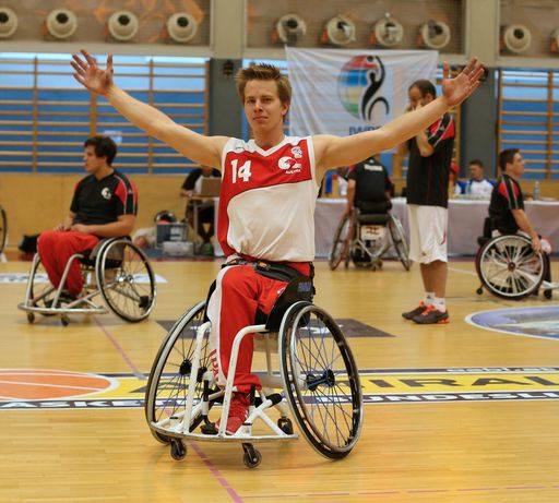 Vorschau Bild von Von 18. Juli bis 21. Juli war St. Pölten Gastgeber
der Europameisterschaften im Rollstuhlbasketball, Division C. Das
österreichische Nationalteam holte sich den Titel und sicherte sich
damit den direkten Wiederaufstieg in die Division B. Dank der
herausragenden Leistung im Finale wurde Andy Kraft (im Bild)
Topscorer des Turnieres.